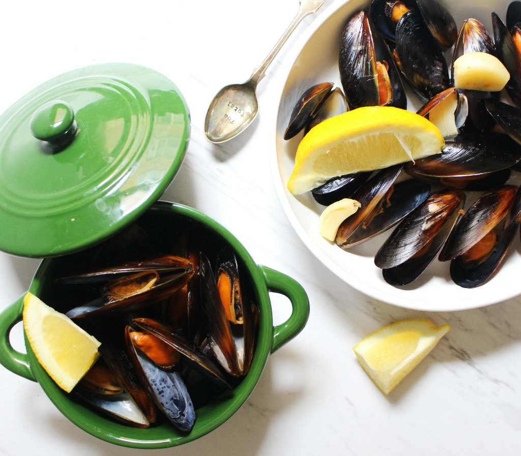 Garlicky Lemon Mussel Pot